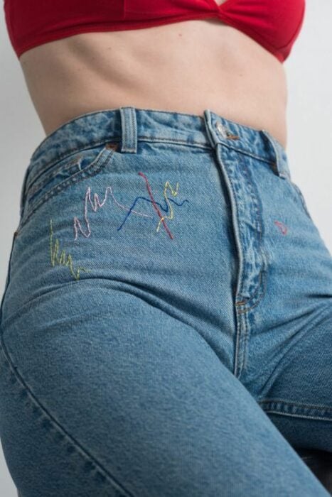 Bordado en jeans de líneas de diferentes colores