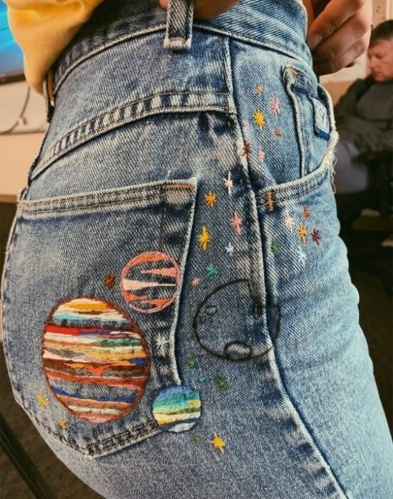 Bordado en jeans de planetas en diferentes colores