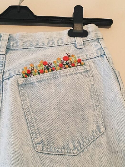 Bordado en jeans de un campo de flores de diferentes colores