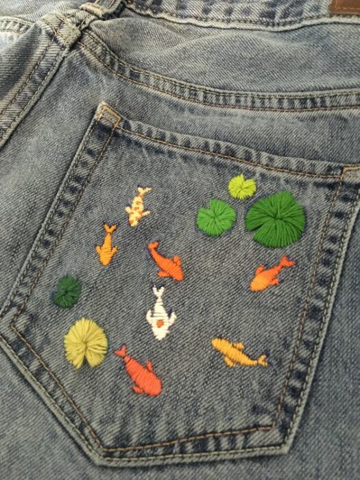 Bordado en jeans de peces y flores en diferentes colores