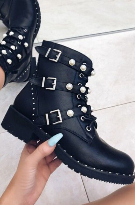 Chunky boots de color negro con correas que tienen perlitas  