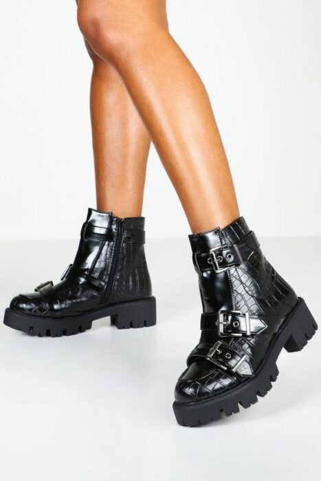 Chunky boots de color negro de charol con tipo piel serpiente y varias correas