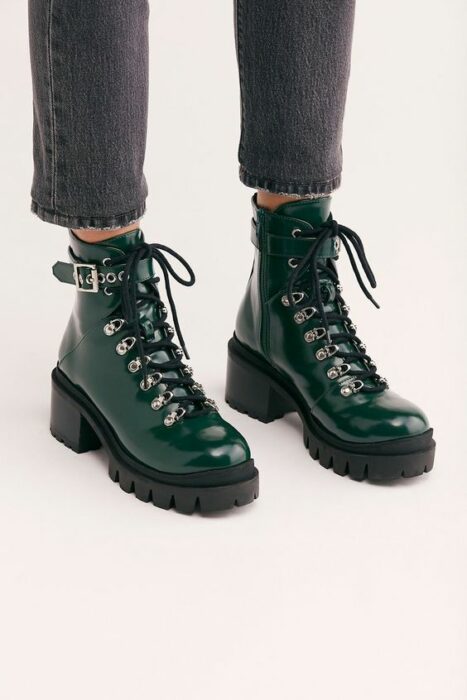 Chunky boots de color verde militar, con correa y agujetas negras y plataforma negra 