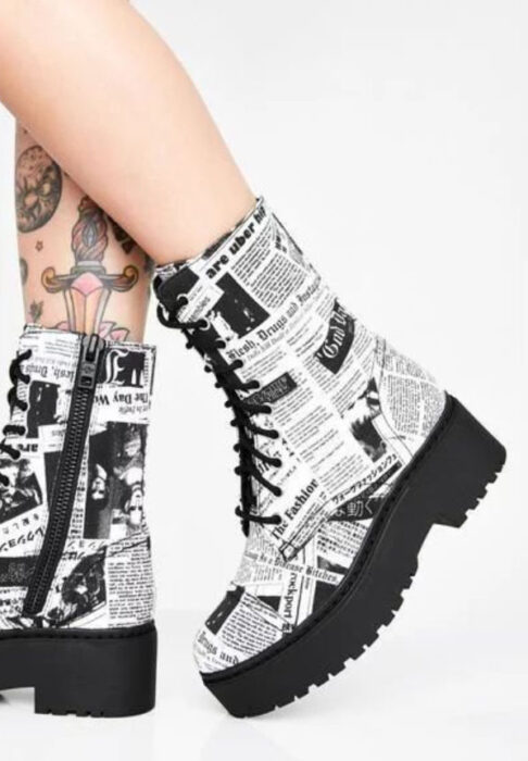 Chunky boots de color blanco con estampado de periódico, con plataforma negra