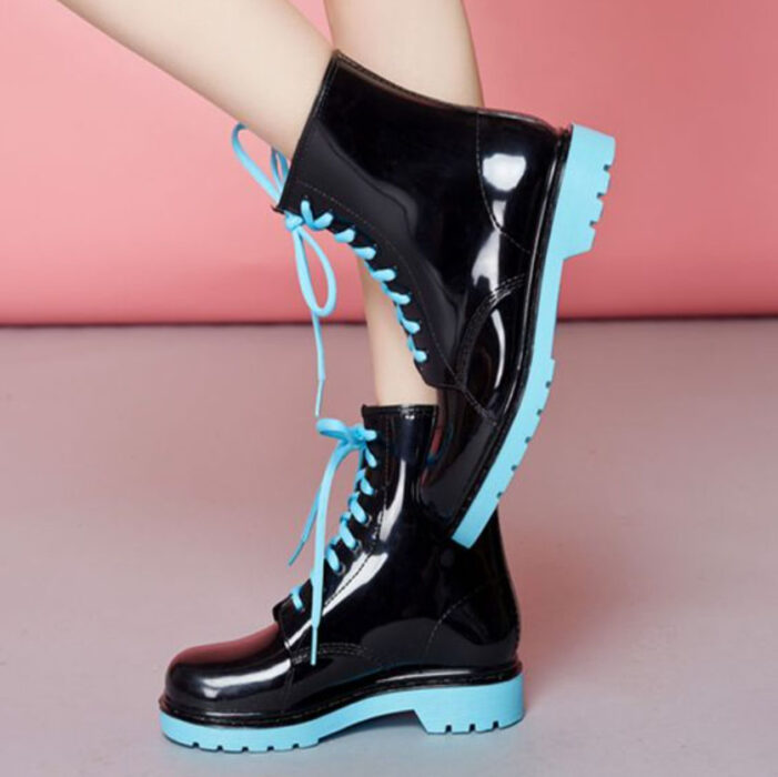 Chunky boots de color negras, con suela y agujetas azul cielo