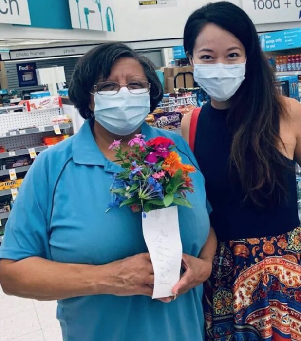 Señora sosteniendo un ramo de flores 