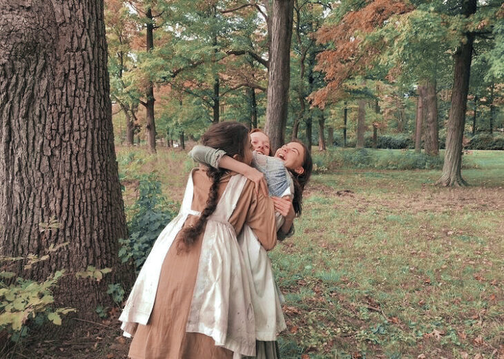 Niñas jugando en el bosque