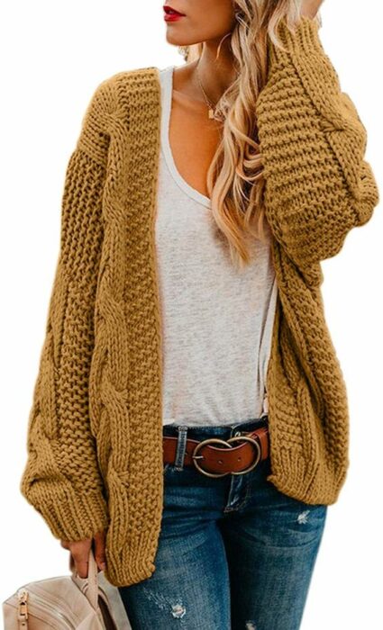 Chica usando cardigan largo color mostaza, con playera beige y jeans