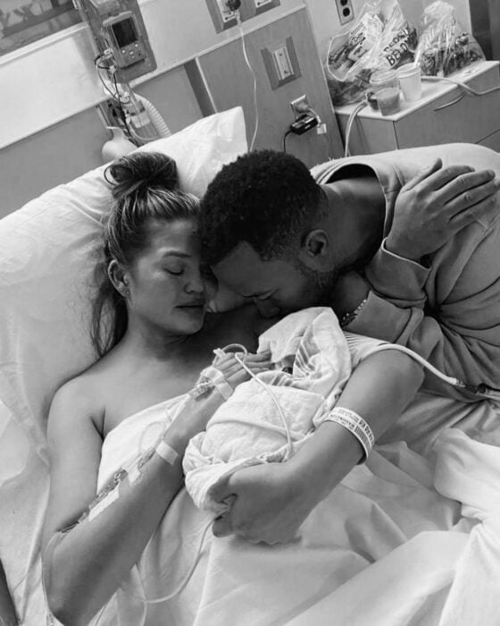 Chrissy Teigen y John Legen llorando en el hospital al despedirse de su bebé 