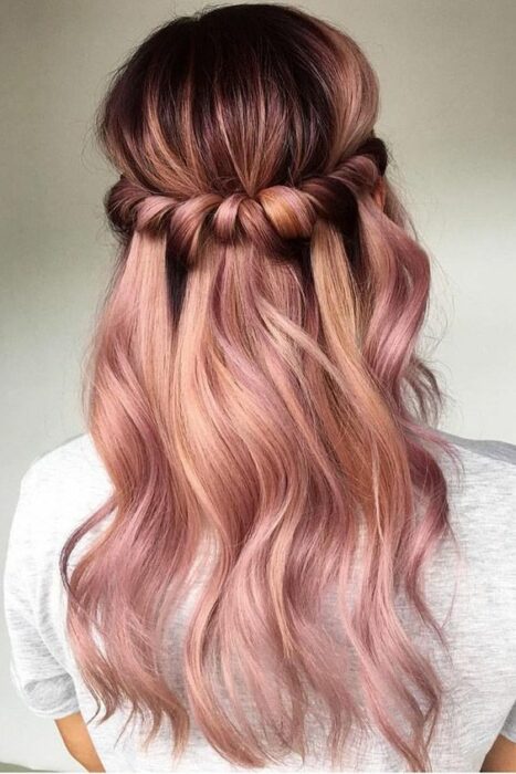 Chica con cabello largo teñido en Rose highlights