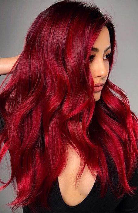 Chica con el cabello teñido en tono bold red