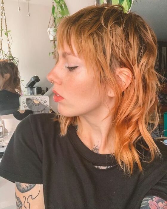 Chica pelirroja con corte mullet