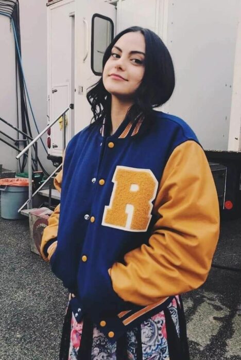 Camila Mendes llevando una chaqueta deportiva de la serie Riverdale