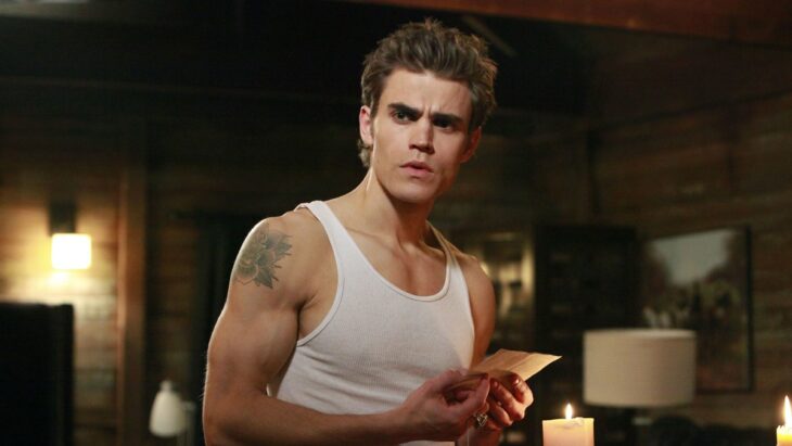 Paul Wesley con camisa de tirantes para la serie The Vampire Diaries 