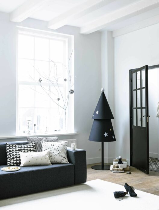 Decoración navideña de color blanco con un árbol minimalista en color negro 