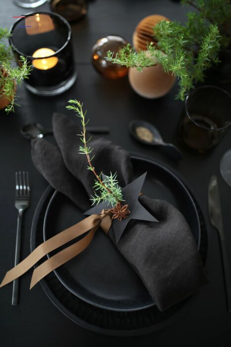 Decoración de mesa navideña en color negro con dorado y blanco