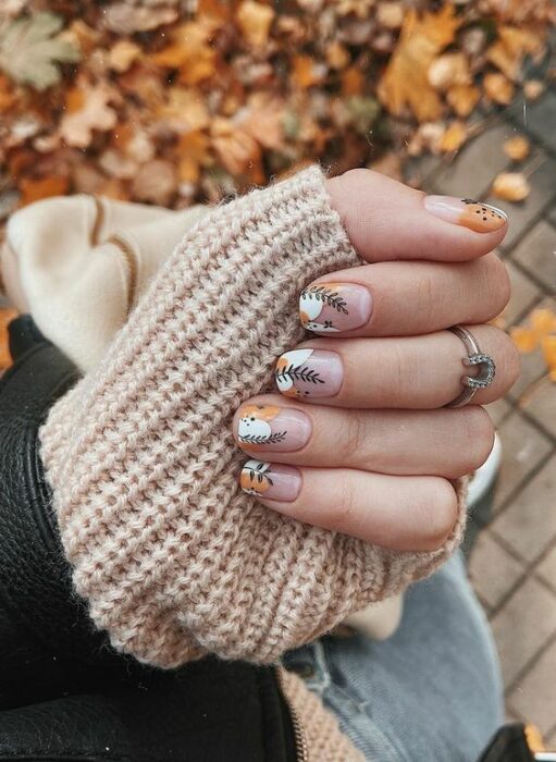 Manicura en colores blanco con amarillo y delineados en negro