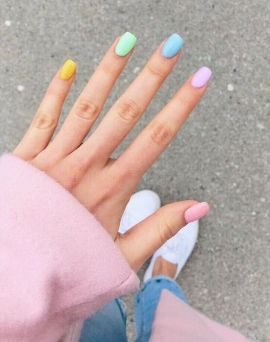 Manicura en colores pastel representando el arcoiris