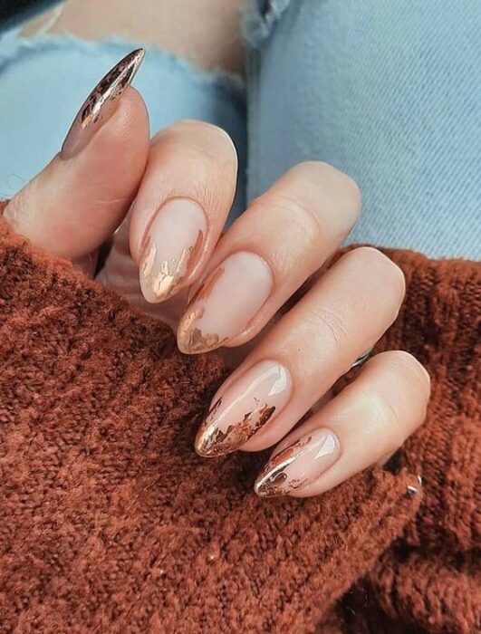 Manicura con efecto francés en dorado 