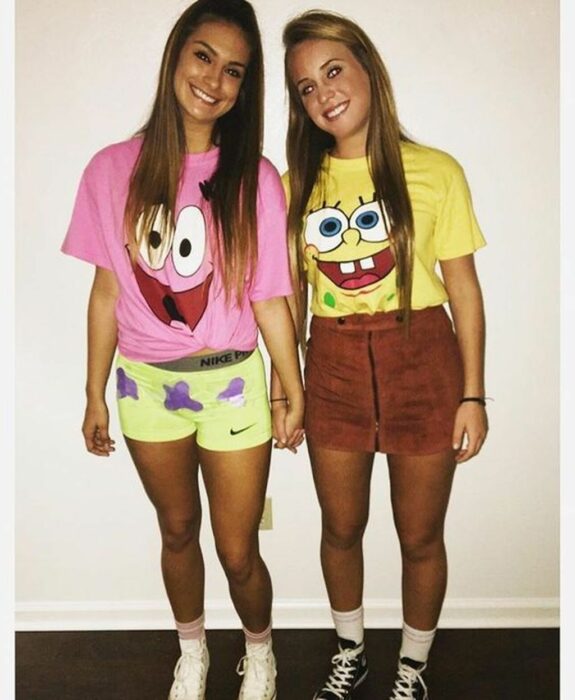 Chicas disfrazadas como Bob Esponja y Patricio Estrella 