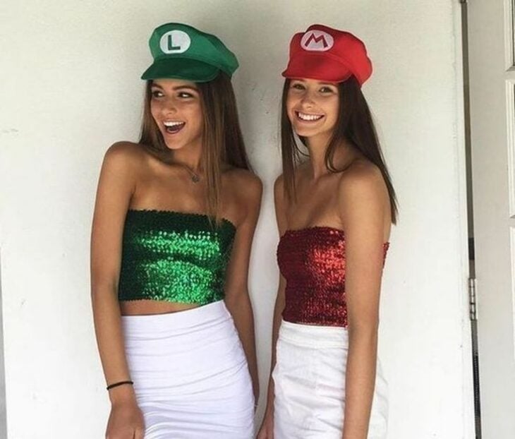 Chicas disfrazadas como Mario Bross y Luigi