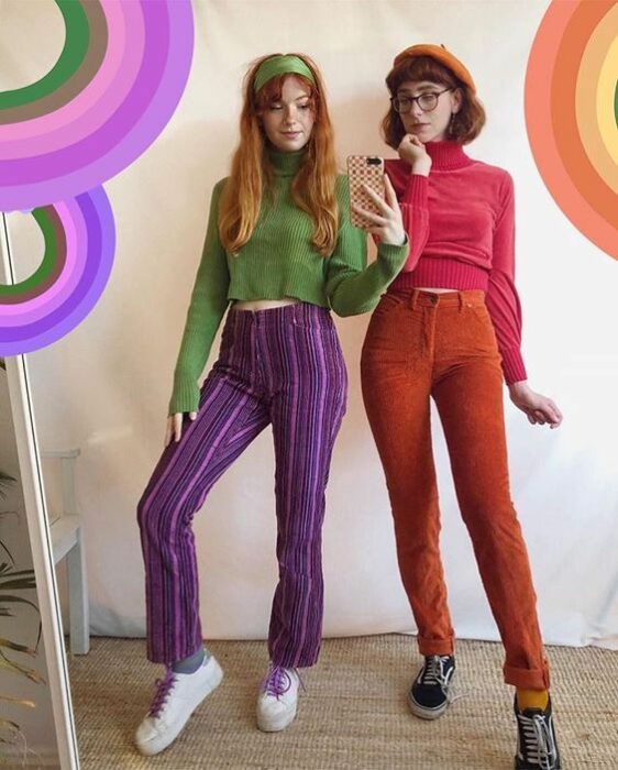 Amigas disfrazadas como Vilma y Daphne en Scooby Doo