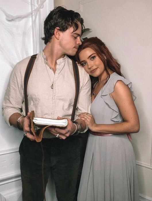 Pareja de novios disfrazados como Jack y Ross de Titanic