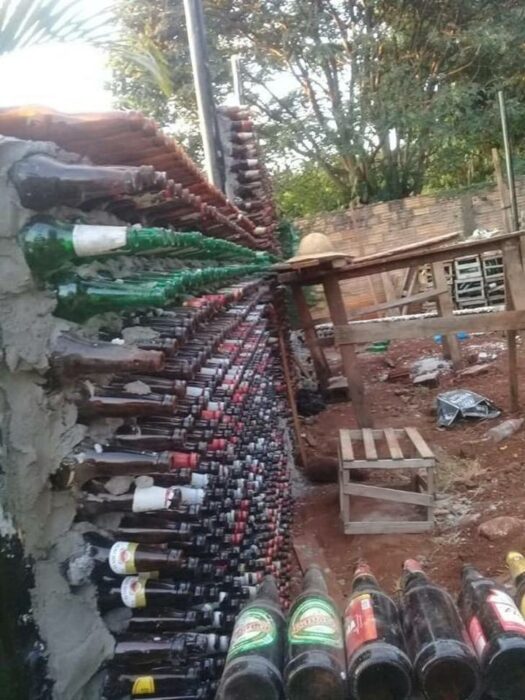 Matrimonio construye casa hecha con botellas