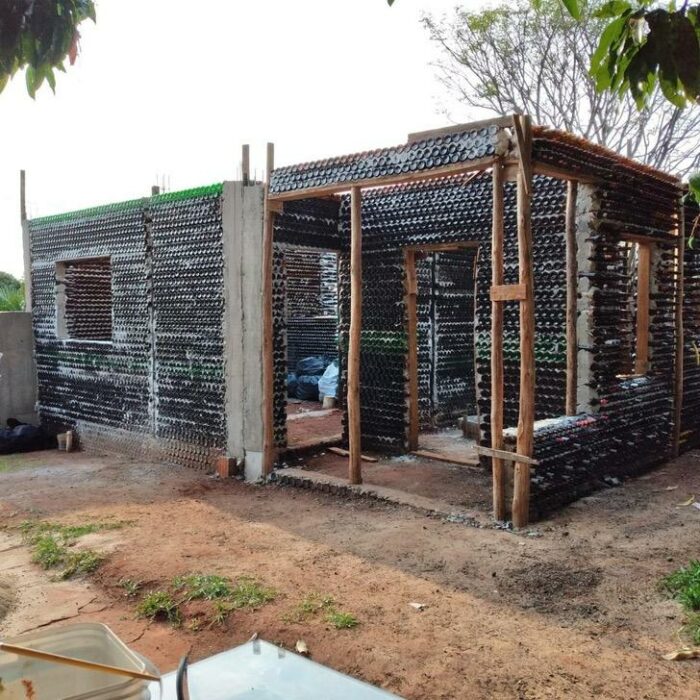 Matrimonio construye casa hecha con botellas