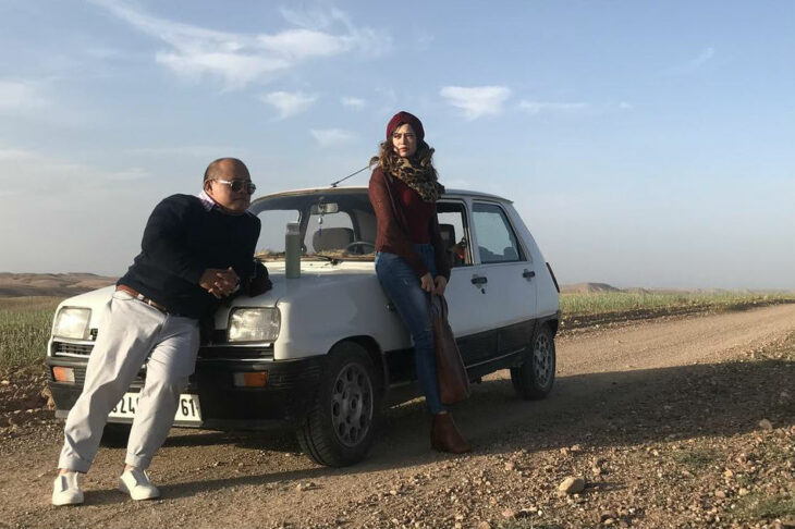 Escena de la película Finding Agnes, pareja en el desierto 