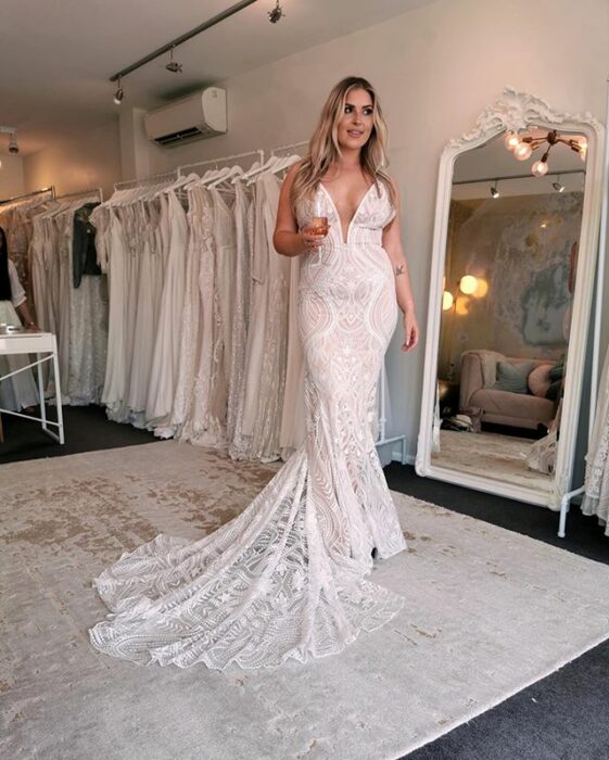 Chica usando un vestido de novia hecho de encaje y en corte recto