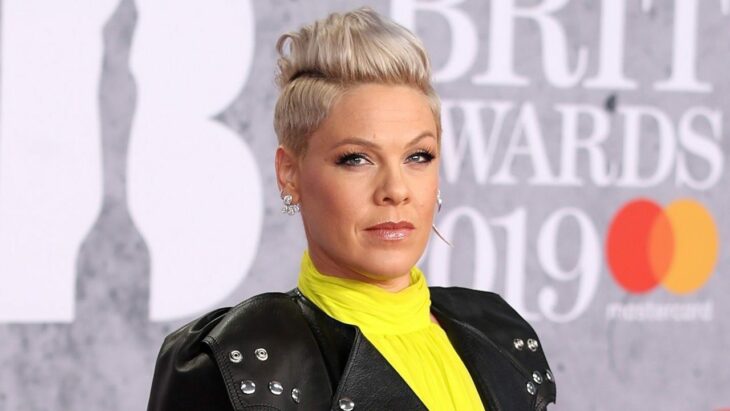 Pink posando para los paparazzis en los Brit Awards 