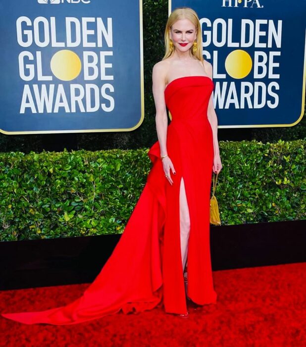 Nicole Kidman usando un vestido rojo mientras asiste a los premios Golden Globe 