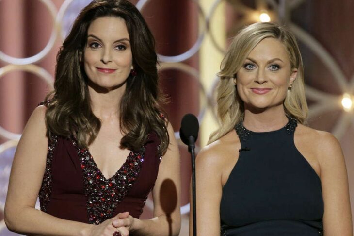 Tina fey y Amy poehler presentando un premio juntas durante un evento de gala 