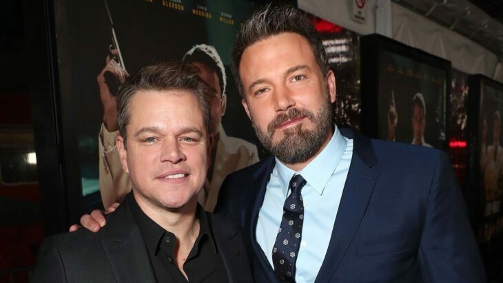 Matt Damon y Ben Affleck posando juntos y abrazados para una fotografía 