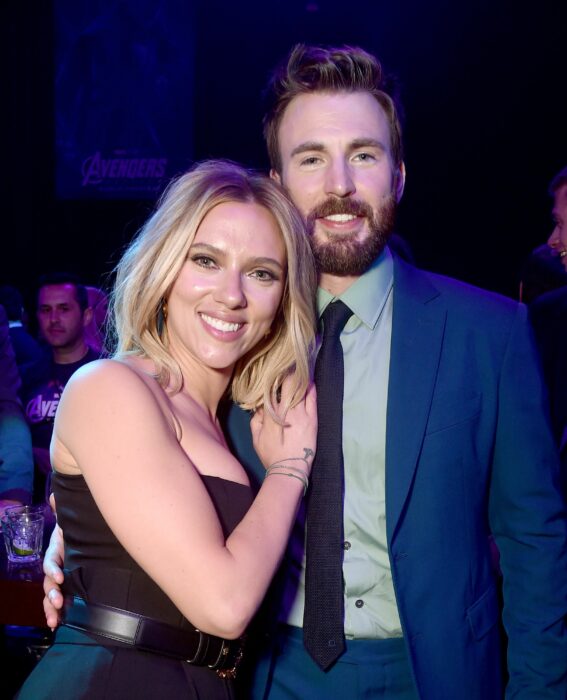 Scarlett Johansson y Chris Evans abrazados mientras posan juntos para una fotografía en una cena 