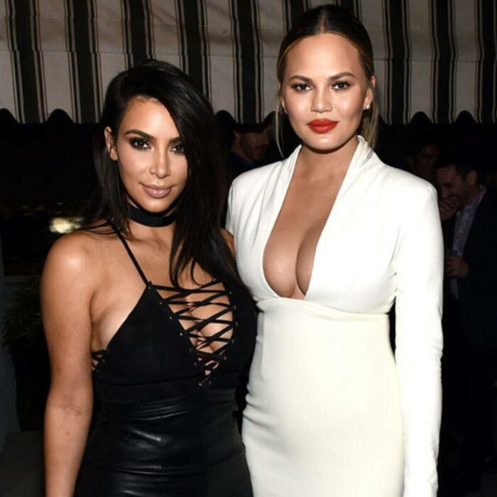 Kim Kardashian y Chrissy Teigen abrazadas mientras posan para una fotografía 