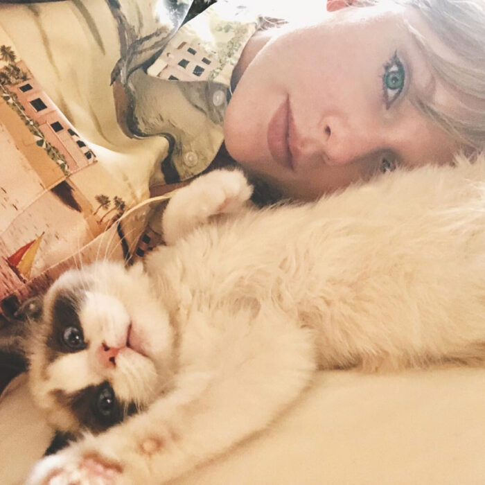 Famosos que han adoptado mascotas, perros o gatos; Taylor Swift con su gatita blanca de parches cafés, Benjamin Button