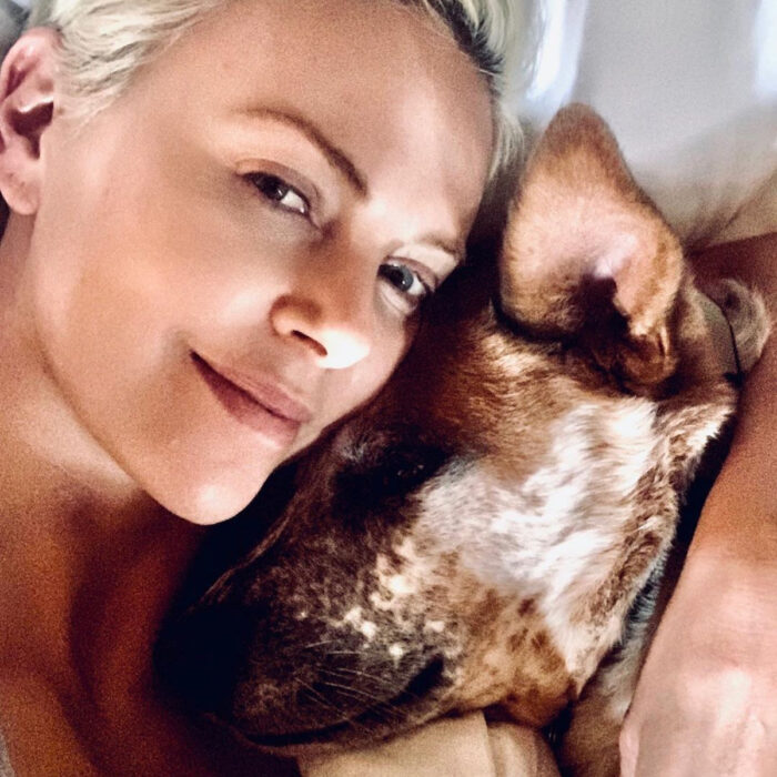 Famosos que han adoptado mascotas, perros o gatos; Charlize Theron con su perrito mestizo color café