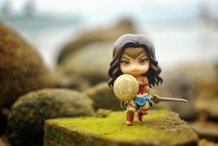 Artista toma fotografías de figuras miniatura de personajes de películas, series y videojuegos; La mujer maravilla, DC