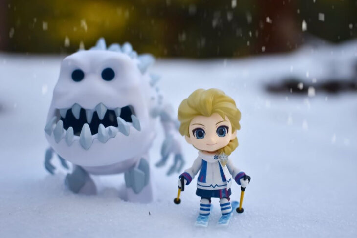 Artista toma fotografías de figuras miniatura de personajes de películas, series y videojuegos; Elsa, Frozen