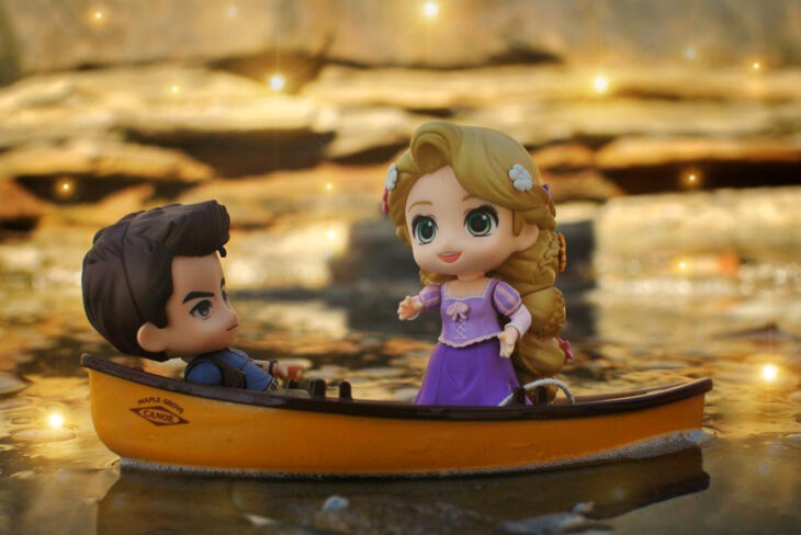 Artista toma fotografías de figuras miniatura de personajes de películas, series y videojuegos; Tangled, Enredados, Rapunzel, Flynn Ryder