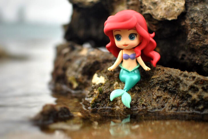 Artista toma fotografías de figuras miniatura de personajes de películas, series y videojuegos; Ariel, La Sirenita