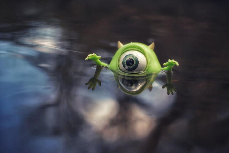 Artista toma fotografías de figuras miniatura de personajes de películas, series y videojuegos; Monsters Inc, Mike Wazowski