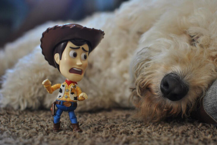 Artista toma fotografías de figuras miniatura de personajes de películas, series y videojuegos; Woody, Toy Story