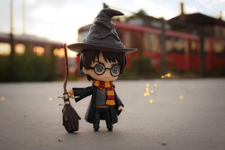 Artista toma fotografías de figuras miniatura de personajes de películas, series y videojuegos; Harry Potter y el sombrero seleccionador