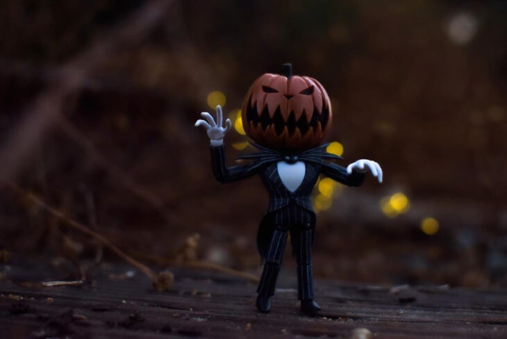 Artista toma fotografías de figuras miniatura de personajes de películas, series y videojuegos; El extraño mundo de Jack, Nightmare before Christmas, Pesadilla antes de Navidad, Jack Skellington