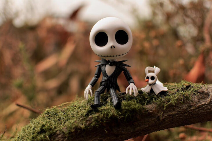 Artista toma fotografías de figuras miniatura de personajes de películas, series y videojuegos; El extraño mundo de Jack, Nightmare before Christmas, Pesadilla antes de Navidad, Jack Skellington y su perro fantasma