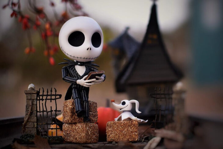 Artista toma fotografías de figuras miniatura de personajes de películas, series y videojuegos; El extraño mundo de Jack, Nightmare before Christmas, Pesadilla antes de Navidad, Jack Skellington y su perro fantasma