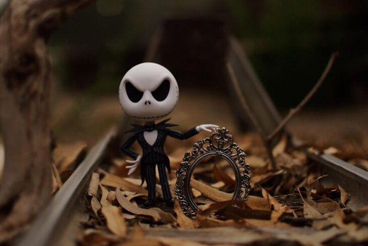 Artista toma fotografías de figuras miniatura de personajes de películas, series y videojuegos; El extraño mundo de Jack, Nightmare before Christmas, Pesadilla antes de Navidad, Jack Skellington